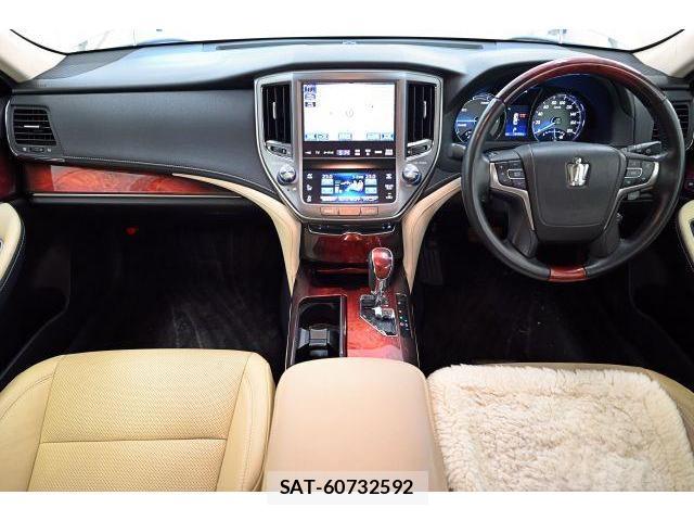 Toyota CROWN MAJESTA 2014-09 8435088-7