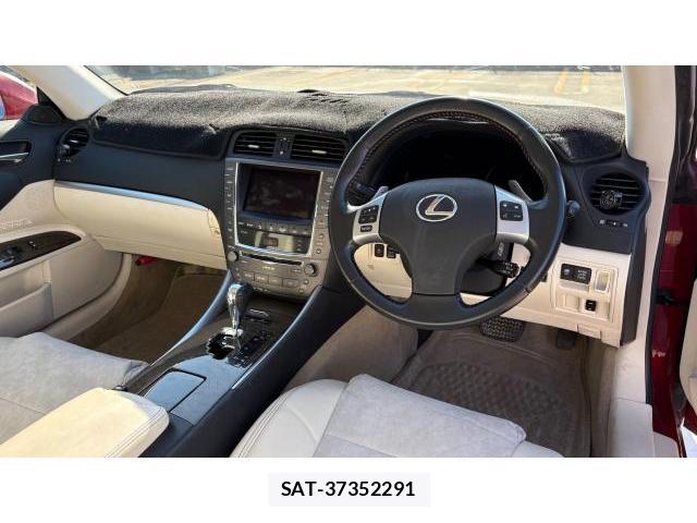 Lexus IS 2011-10 8434410-10