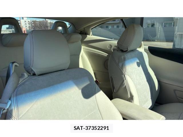Lexus IS 2011-10 8434410-11