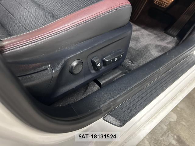 Lexus IS 2018-04 8435068-10