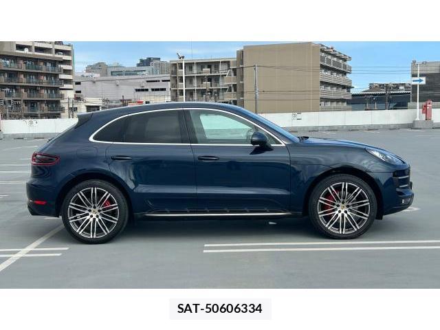 Porsche MACAN 2015-12 8434292-3