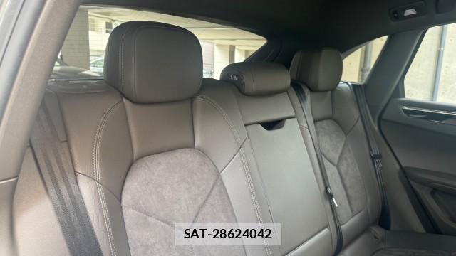 Porsche MACAN 2018-08 8434727-6