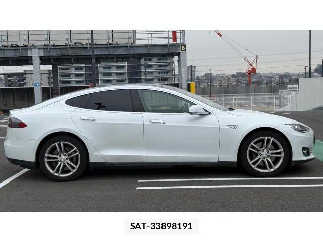 Tesla MODEL S 2014-12 8434419-2