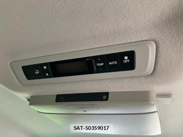 Toyota NOAH 2015-11 8435099-9