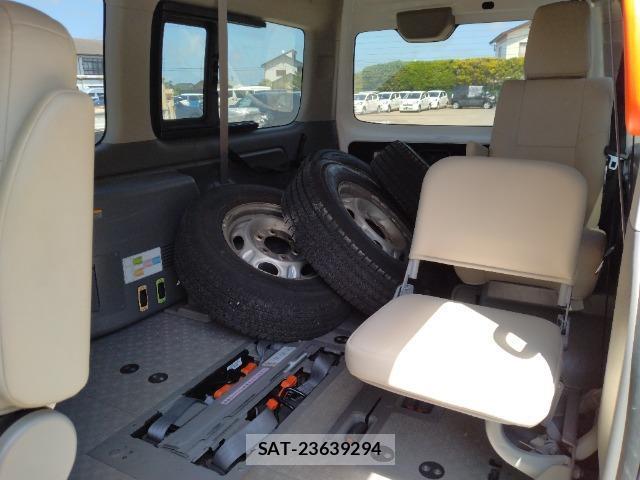 Nissan NV350 Caravan 2019-03 8435102-2