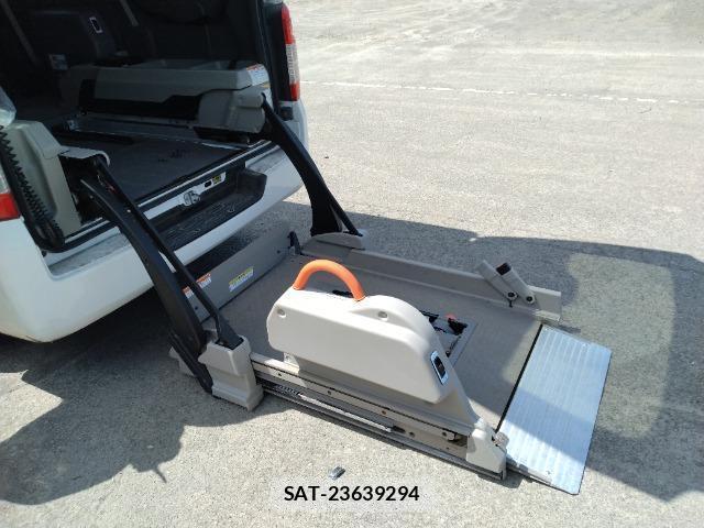Nissan NV350 Caravan 2019-03 8435102-3