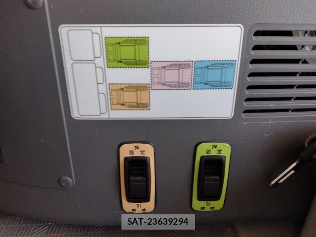 Nissan NV350 Caravan 2019-03 8435102-4