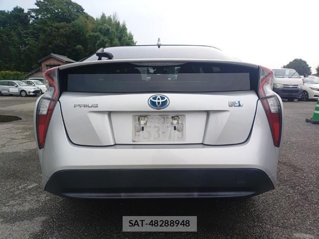 Toyota PRIUS 2017-08 8433977-1