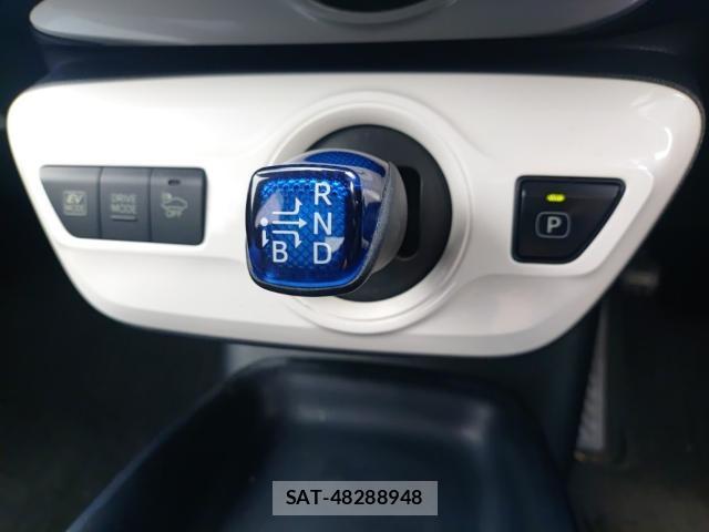 Toyota PRIUS 2017-08 8433977-11