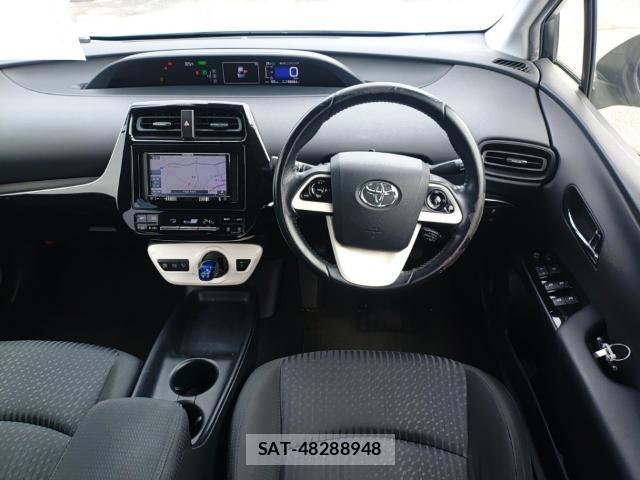 Toyota PRIUS 2017-08 8433977-2