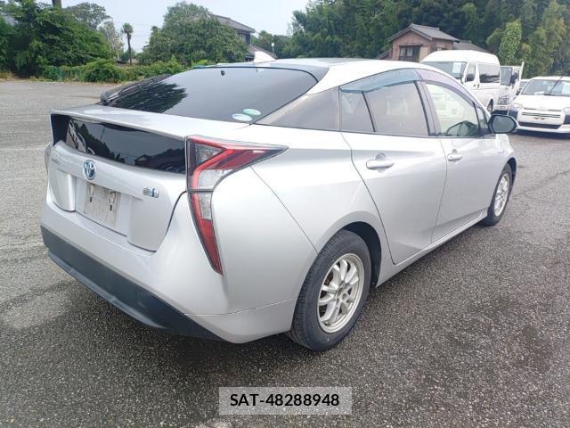 Toyota PRIUS 2017-08 8433977-4