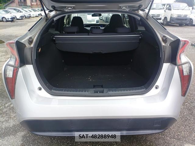 Toyota PRIUS 2017-08 8433977-7