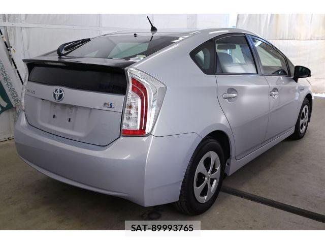 Toyota PRIUS 2013-06 8435096-2