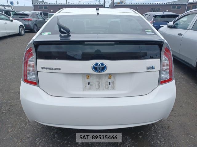 Toyota PRIUS 2014-07 8435239-1