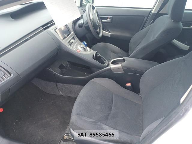 Toyota PRIUS 2014-07 8435239-15