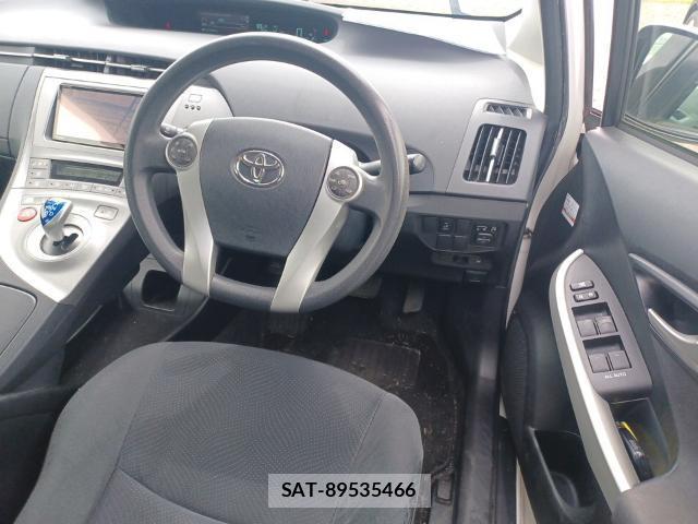 Toyota PRIUS 2014-07 8435239-2