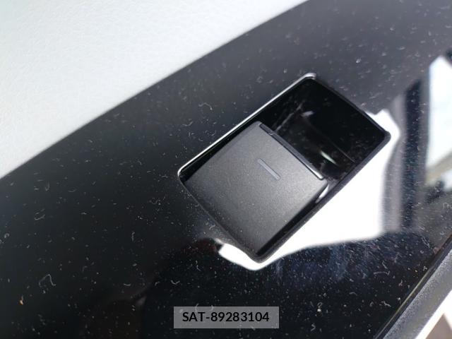 Toyota PRIUS 2019-08 8435273-12
