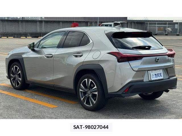 Lexus UX 2024 8434476-16