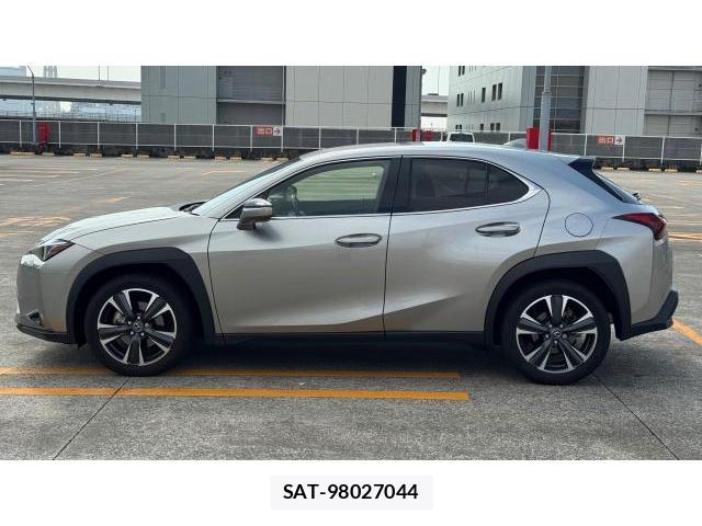 Lexus UX 2024 8434476-17