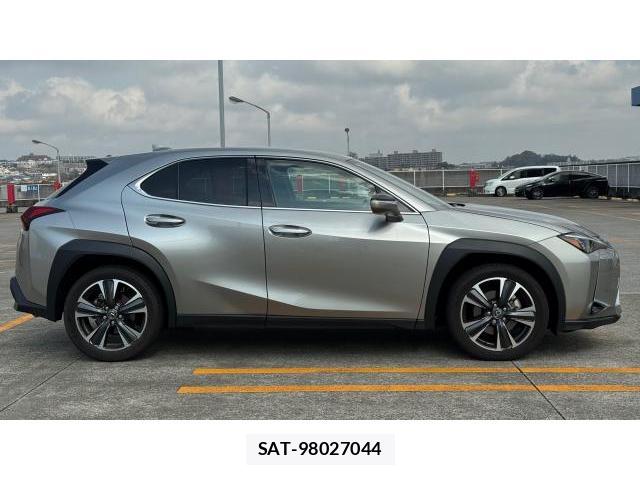 Lexus UX 2024 8434476-2