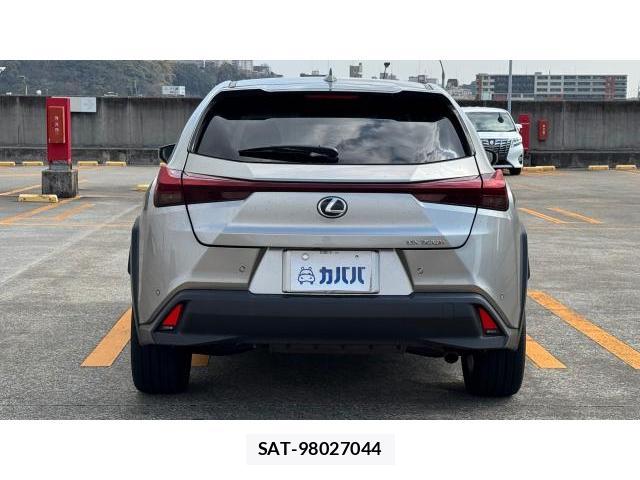 Lexus UX 2024 8434476-3