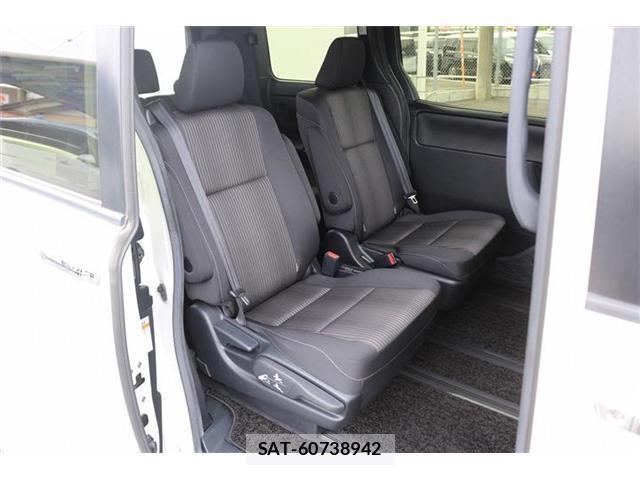 Toyota VOXY 2018-02 8434026-15