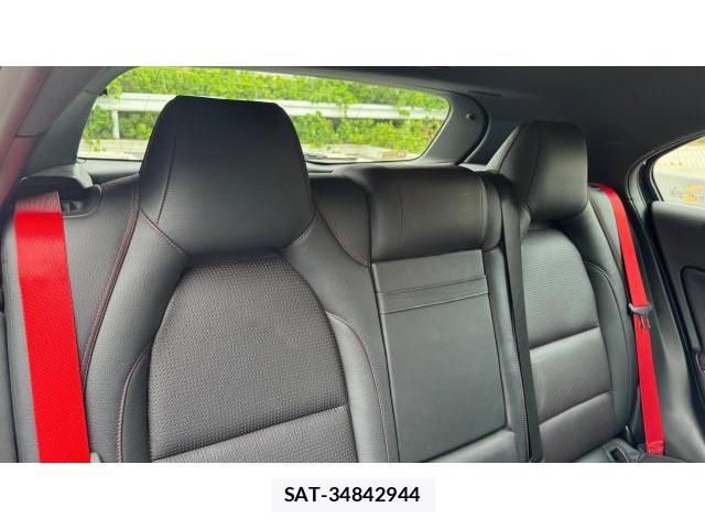 Mercedes Benz A-CLASS 2015-11 8548939-6