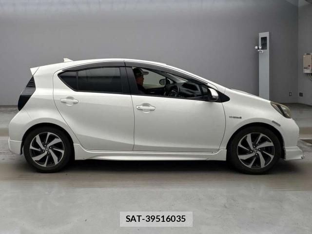 Toyota AQUA 2013-06 8547083-3