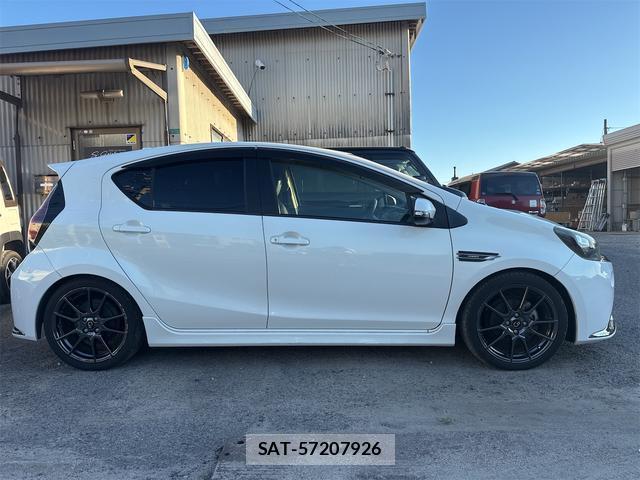 Toyota AQUA 2015-03 8549381-3