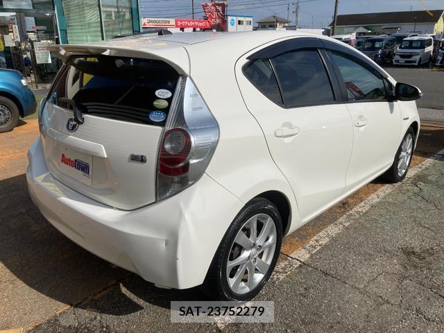 Toyota AQUA 2012-01 8549420-1