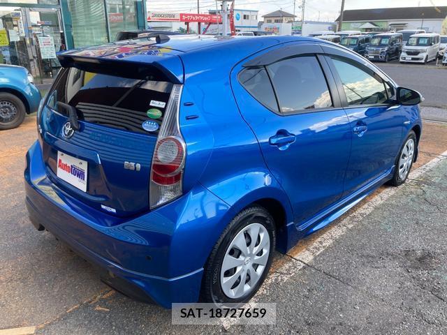 Toyota AQUA 2014-02 8549422-1