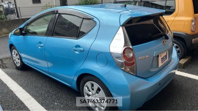 Toyota AQUA 2013-10 8550435-13
