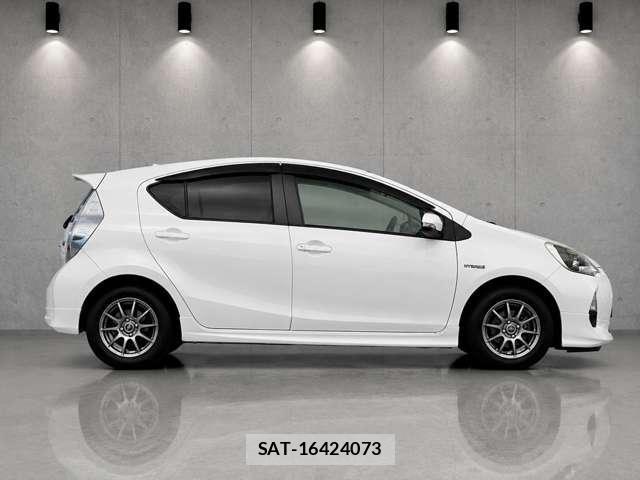 Toyota AQUA 2013-03 8551190-1