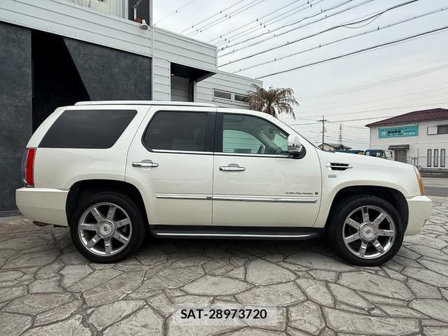 Cadillac ESCALADE 2013-04 8545908-16