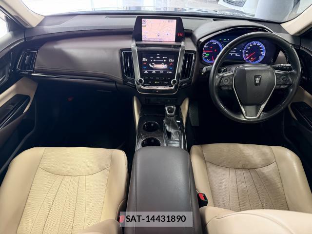 Toyota CROWN HYBRID 2019-04 8546718-2