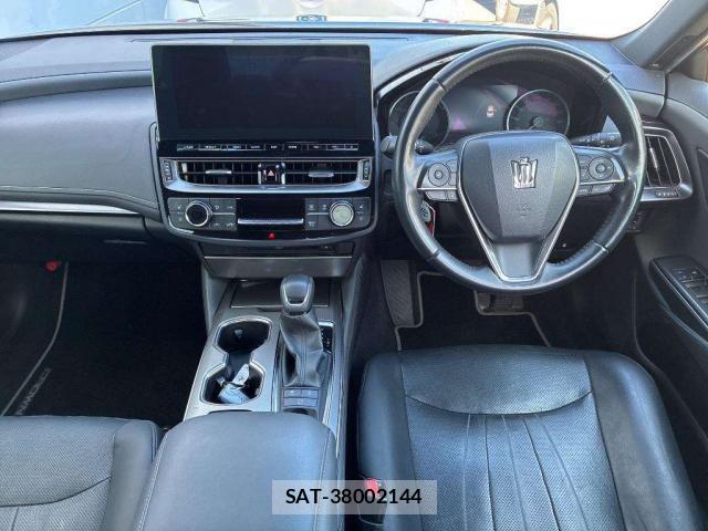 Toyota CROWN HYBRID 2022-02 8547923-2
