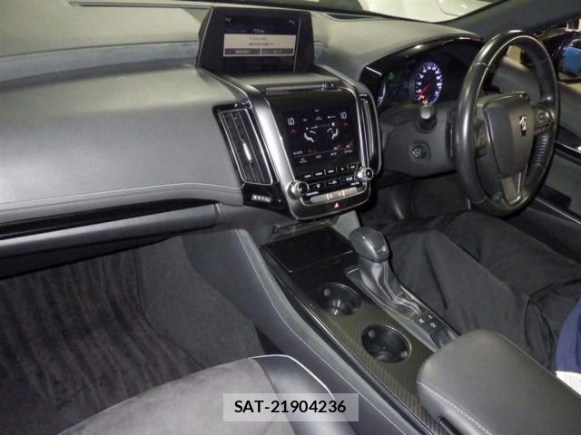 Toyota CROWN HYBRID 2018-06 8549859-2