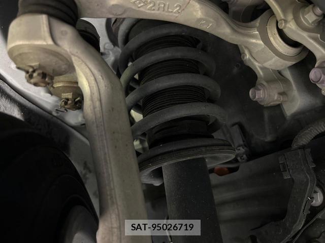 Toyota CROWN HYBRID 2019-10 8551730-19