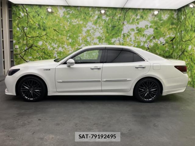 Toyota CROWN HYBRID 2018-02 8552680-1