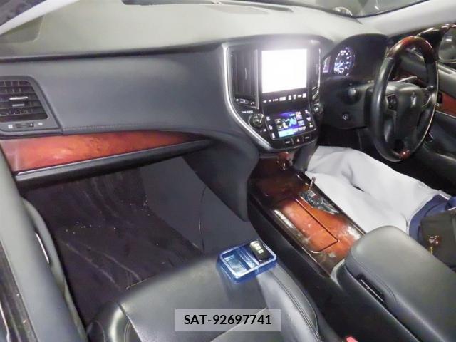 Toyota CROWN MAJESTA 2013-11 8550843-2