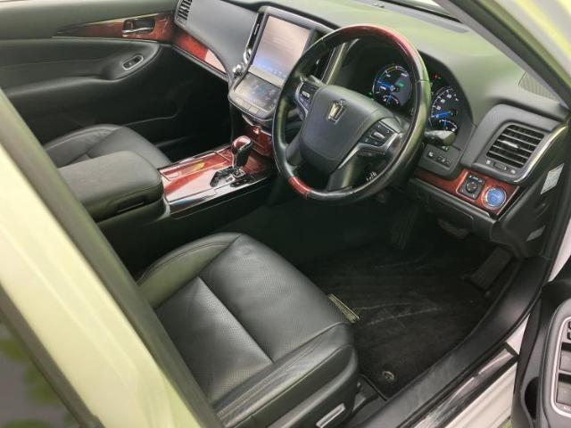 Toyota CROWN MAJESTA 2016-04 8552653-3