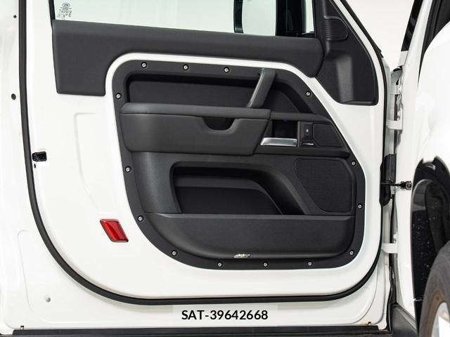 Land Rover DEFENDER 2025-11 8546060-3