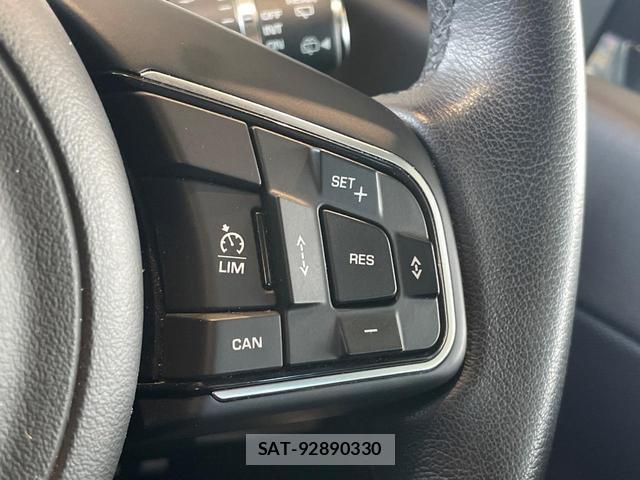 Jaguar E-PACE 2019-03 8551142-12