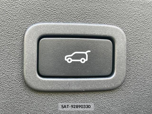 Jaguar E-PACE 2019-03 8551142-17