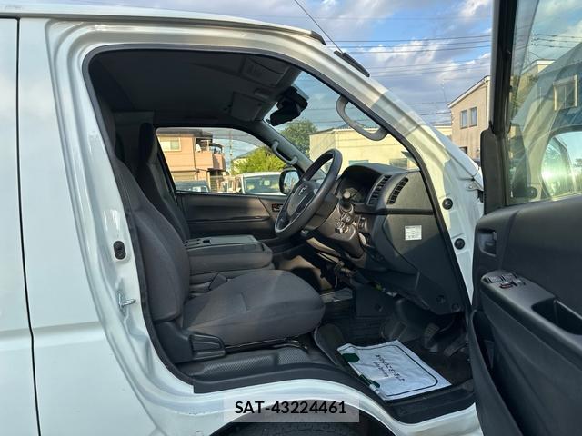 Toyota HIACE VAN 2019-08 8546182-9