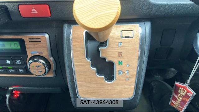 Toyota HIACE VAN 2024-05 8550353-14