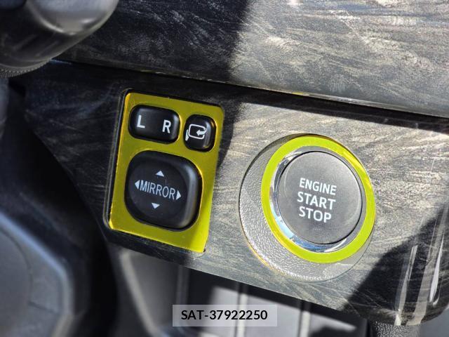 Toyota HIACE VAN 2020-04 8550520-18