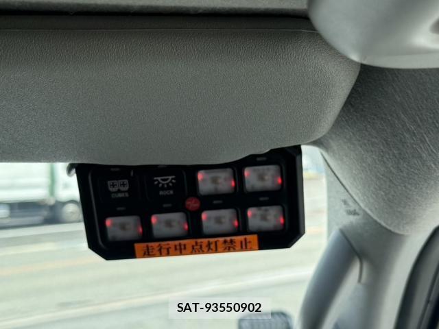 Toyota HILUX 2022-04 8550034-14