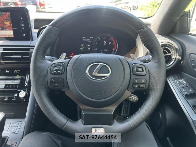 Lexus IS 2025-04 8547997-12