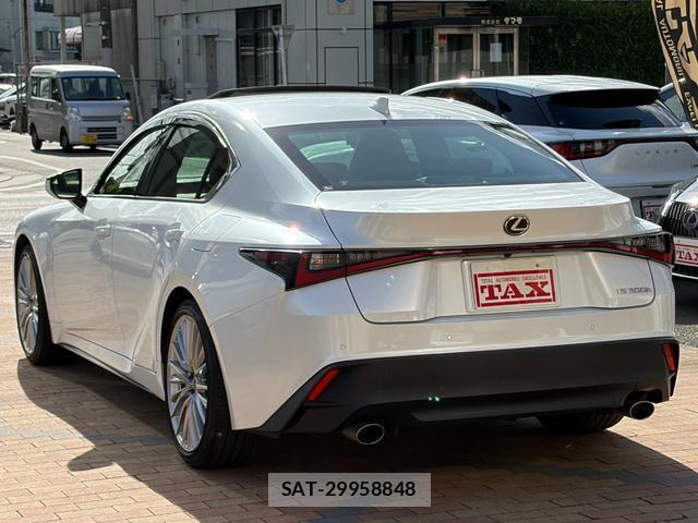 Lexus IS 2023-04 8550727-1